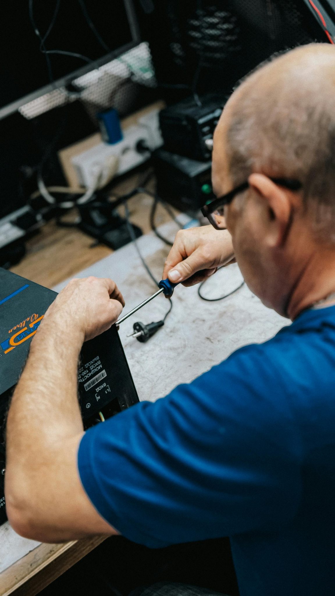 Profesionalus įrankių remontas dirbtuvėse, iliustruojantis įrankių priežiūrą ir taisymą