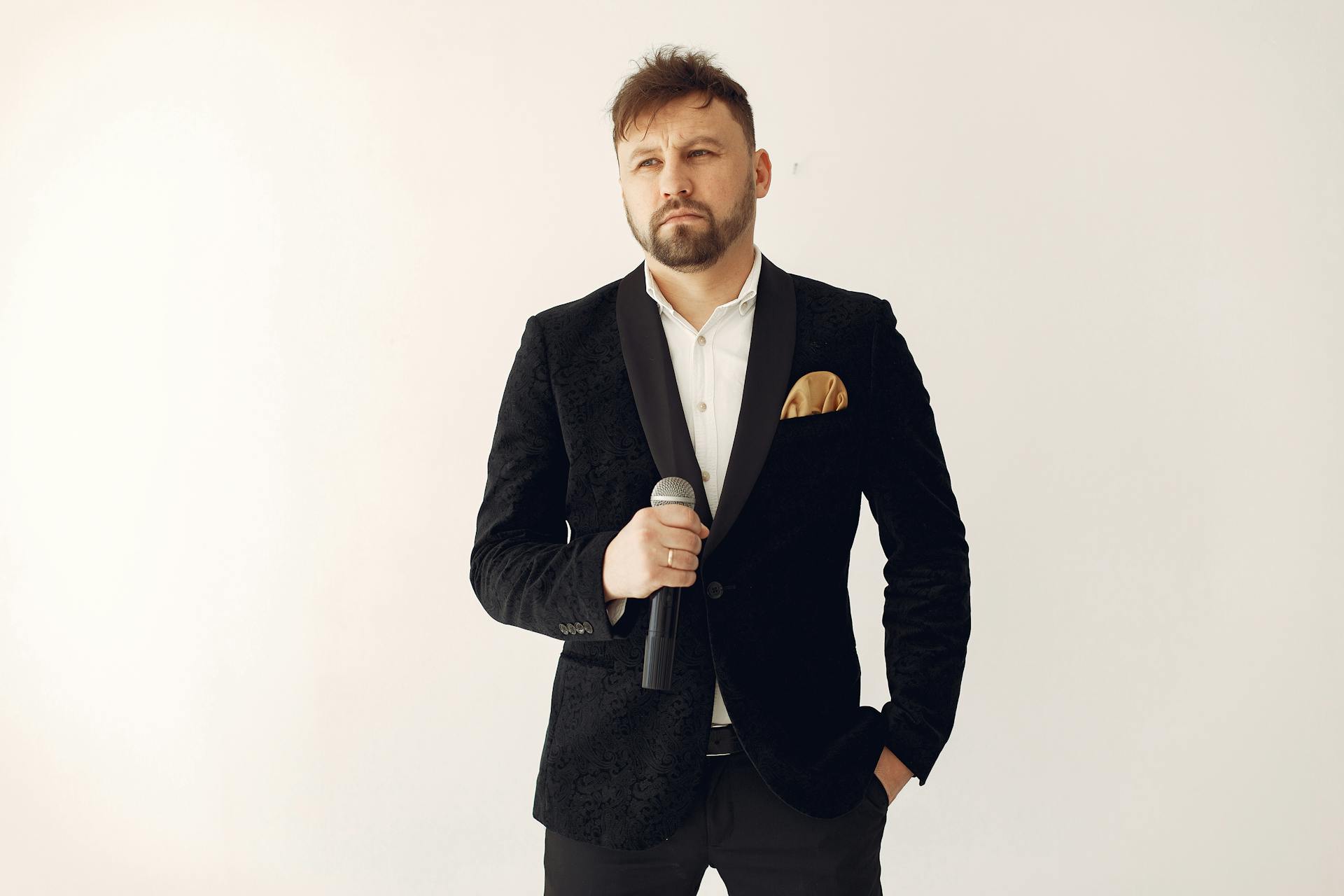 Renginių vedėjas įtraukiantis svečius į šventę su skirtingo amžiaus dalyviais